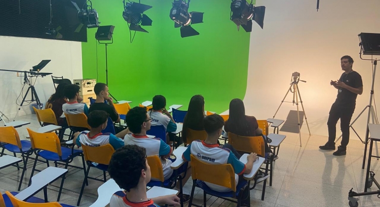  Alunos do Colégio Universitário exploram bastidores do curso de Publicidade e Propaganda