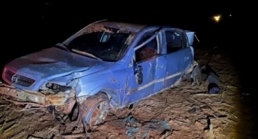 Adolescente pega carro escondido da mãe, bebe e capota veículo em Patos de Minas