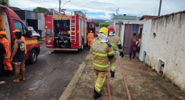 Incêndio em residência no bairro Caramuru em Patos de Minas mobiliza o Corpo de Bombeiros 
