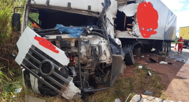 Motorista de carreta morre em acidente na BR-262 Motorista de carreta morre em acidente na BR-262