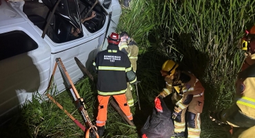 Acidente na BR-354, entre Lagoa Formosa e Patos de Minas, mobiliza Corpo de Bombeiros e 4 idosos são resgatados 