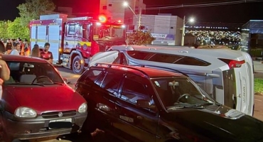 Patos de Minas - Médico é preso por embriaguez ao volante após colidir veículo contra carros estacionados