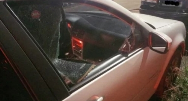 Homem é detido por populares após danificar veículos e tentar furtar pertences no bairro Alvorada; em Patos de Minas 