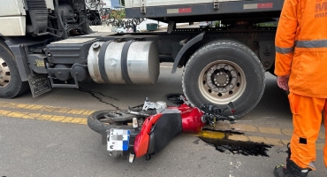 Motociclista fica ferido após avançar parada obrigatória e ser atingido por carreta na avenida JK, em Patos de Minas