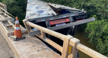 Acidente na BR-262 – Carreta carregada com cerveja sai da pista e cai em rio; motorista morreu no local