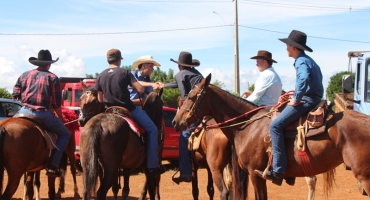 Cavalgada da Festa do Feijão movimenta a manhã deste domingo (27/4); em Lagoa Formosa 