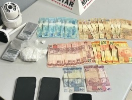 Polícia Militar apreende droga e dinheiro em Patos de Minas e encaminha suspeitos de tráfico para a delegacia Polícia Militar apreende droga e dinheiro em Patos de Minas e encaminha suspeitos de tráfico para a delegacia