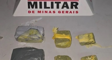 Patos de Minas - Jovem de 18 anos é preso em flagrante por tráfico de drogas no bairro Jardim Esperança Patos de Minas - Jovem de 18 anos é preso em flagrante por tráfico de drogas no bairro Jardim Esperança