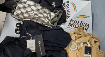 Polícia Militar prende mulher tentando fugir em ônibus após aplicar golpe de R$ 6 mil em loja de roupas em Patos de Minas Polícia Militar prende mulher tentando fugir em ônibus após aplicar golpe de R$ 6 mil em loja de roupas em Patos de Minas
