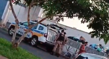 Criança de 5 anos é jogada da janela do 5º andar de apartamento em Patos de Minas; padrasto foi preso suspeito de cometer o crime Criança de 5 anos é jogada da janela do 5º andar de apartamento em Patos de Minas; padrasto foi preso suspeito de cometer o crime