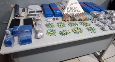 Polícia Militar de Patos de Minas apreende drogas e prende homem acusado de tráfico no bairro Cônego Getúlio Polícia Militar de Patos de Minas apreende drogas e prende homem acusado de tráfico no bairro Cônego Getúlio