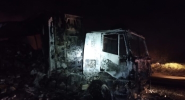 Vídeo flagra caminhão carregado com carne congelada pegando fogo na BR-262, em Ibiá Vídeo flagra caminhão carregado com carne congelada pegando fogo na BR-262, em Ibiá