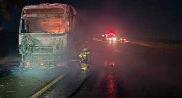 Carreta tanque carregada com glicose pega fogo na BR-365; próximo a Varjão Carreta tanque carregada com glicose pega fogo na BR-365; próximo a Varjão