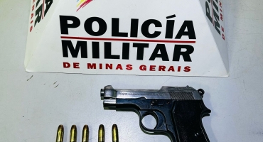 Patos de Minas - Após motoqueiro não obedecer parada em blitz Polícia Militar localiza veículo e apreende arma de fogo Patos de Minas - Após motoqueiro não obedecer parada em blitz Polícia Militar localiza veículo e apreende arma de fogo