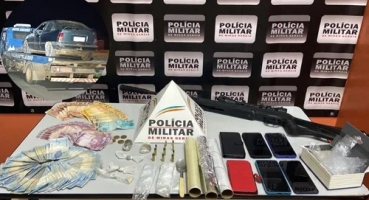 Polícia Militar de Coromandel prende dois autores por tráfico de drogas e posse ilegal de arma de fogo Polícia Militar de Coromandel prende dois autores por tráfico de drogas e posse ilegal de arma de fogo