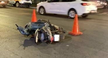 Motociclista inabilitado sofre fratura exposta ao colidir contra automóvel em Patos de Minas Motociclista inabilitado sofre fratura exposta ao colidir contra automóvel em Patos de Minas