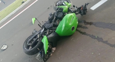 Condutor de motocicleta perde controle direcional e bate em poste na na Avenida Padre Almir; em Patos de Minas Condutor de motocicleta perde controle direcional e bate em poste na na Avenida Padre Almir; em Patos de Minas