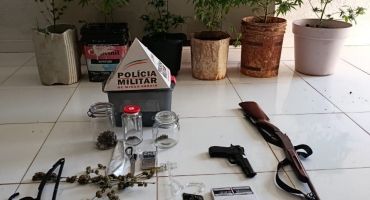 Carmo do Paranaíba – Polícia Militar prende homem por tráfico e cultivo de drogas