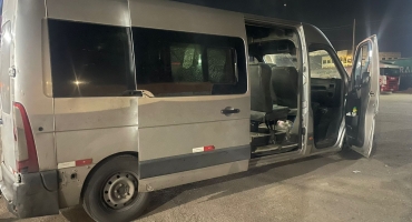 PMRv apreende van com transporte clandestino de passageiros na BR-146; em Patos de Minas PMRv apreende van com transporte clandestino de passageiros na BR-146; em Patos de Minas