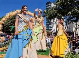 Patos de Minas - Desfile, bolo e pamonha marcam o aniversário de 133 anos