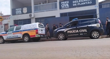 Bandidos levam 10 milhões em cheques, dólares, joias e arma de fogo de residência; em Patos de Minas Bandidos levam 10 milhões em cheques, dólares, joias e arma de fogo de residência; em Patos de Minas