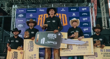 Patos de Minas - Fenamilho 2025 se despede com rodeio emocionante, shows e recorde de público