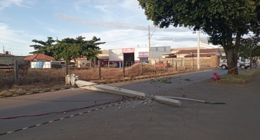 Caminhão derruba poste de iluminação pública na Avenida Manoel Soares; em Lagoa Formosa 