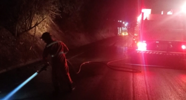 Caminhão derrama resíduo orgânico de granja suína na pista da BR-365 e mobiliza Corpo de Bombeiros Caminhão derrama resíduo orgânico de granja suína na pista da BR-365 e mobiliza Corpo de Bombeiros