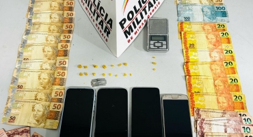 Polícia Militar fecha ponto de tráfico de drogas e prende suspeitos em operação no Centro de Patos de Minas Polícia Militar fecha ponto de tráfico de drogas e prende suspeitos em operação no Centro de Patos de Minas