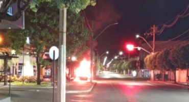 VÍDEO: Carmo do Paranaíba – Homem incendeia sucata de veículo da campanha “Maio Amarelo” e acaba preso pela Polícia Militar VÍDEO: Carmo do Paranaíba – Homem incendeia sucata de veículo da campanha “Maio Amarelo” e acaba preso pela Polícia Militar