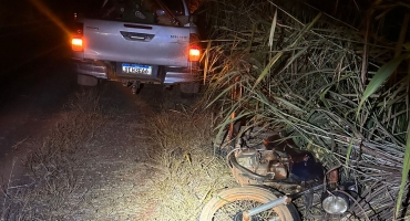 Colisão fatal na BR-251: Mulher morre e condutor da moto foge do local Colisão fatal na BR-251: Mulher morre e condutor da moto foge do local