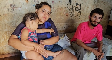 Casal com filha pequena vive há mais de um ano sem energia elétrica em Patos de Minas e pede ajuda para sobreviver Casal com filha pequena vive há mais de um ano sem energia elétrica em Patos de Minas e pede ajuda para sobreviver