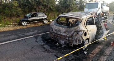 Jovem de Patos de Minas morre carbonizada e outras pessoas ficam feridas após colisão frontal seguida de incêndio na BR-365 Jovem de Patos de Minas morre carbonizada e outras pessoas ficam feridas após colisão frontal seguida de incêndio na BR-365