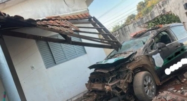 Durante perseguição segurança perde controle direcional de veículo e destrói muro de residência no bairro Planalto; em Patos de Minas Durante perseguição segurança perde controle direcional de veículo e destrói muro de residência no bairro Planalto; em Patos de Minas