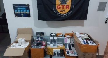 PM intercepta carregamento de Phones e outras mercadorias contrabandeadas avaliadas em 500 mil reais que tinham como destino Patos de Minas PM intercepta carregamento de Phones e outras mercadorias contrabandeadas avaliadas em 500 mil reais que tinham como destino Patos de Minas