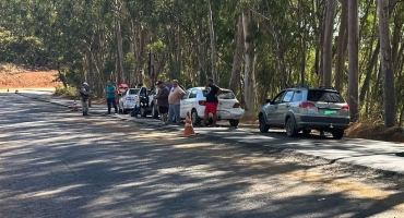 Obra na pista causa engavetamento com quatro veículos na MGC-354 Obra na pista causa engavetamento com quatro veículos na MGC-354