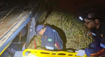 Pai e filho ficam feridos em acidente na BR-354; após condutor supostamente cochilar ao volante Pai e filho ficam feridos em acidente na BR-354; após condutor supostamente cochilar ao volante