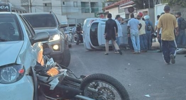 Grave acidente no centro de Carmo do Paranaíba deixa motociclista ferido e carro capotado; veja vídeo Grave acidente no centro de Carmo do Paranaíba deixa motociclista ferido e carro capotado; veja vídeo