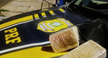 Mulher é presa com grande quantidade de crack dentro de ônibus na BR-365; em Patos de Minas Mulher é presa com grande quantidade de crack dentro de ônibus na BR-365; em Patos de Minas