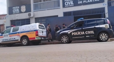 Rapaz de 21 anos é preso após invadir a casa da ex-companheira e ameaçar atear fogo nela usando um líquido inflamável Rapaz de 21 anos é preso após invadir a casa da ex-companheira e ameaçar atear fogo nela usando um líquido inflamável