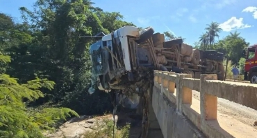 Homem é jogado dentro de rio após carreta atingir ponte, em Araxá Homem é jogado dentro de rio após carreta atingir ponte, em Araxá