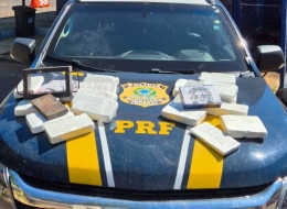 Passageiro de ônibus é preso na BR-365 transportando cocaína avaliada em aproximadamente 2 milhões de reais 
