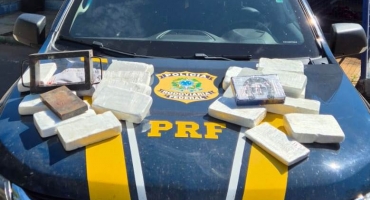 Passageiro de ônibus é preso na BR-365 transportando cocaína avaliada em aproximadamente 2 milhões de reais Passageiro de ônibus é preso na BR-365 transportando cocaína avaliada em aproximadamente 2 milhões de reais