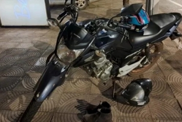Motociclista sofre traumatismo craniano grave ao perder controle direcional e cair do veículo em Patos de  Minas 