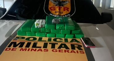 Polícia Militar apreende aproximadamente 16 quilos de maconha e 100 gramas de cocaína com passageira de ônibus Polícia Militar apreende aproximadamente 16 quilos de maconha e 100 gramas de cocaína com passageira de ônibus