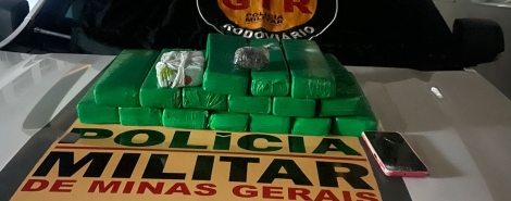 Polícia Militar apreende aproximadamente 16 quilos de maconha e 100 gramas de cocaína com passageira de ônibus 