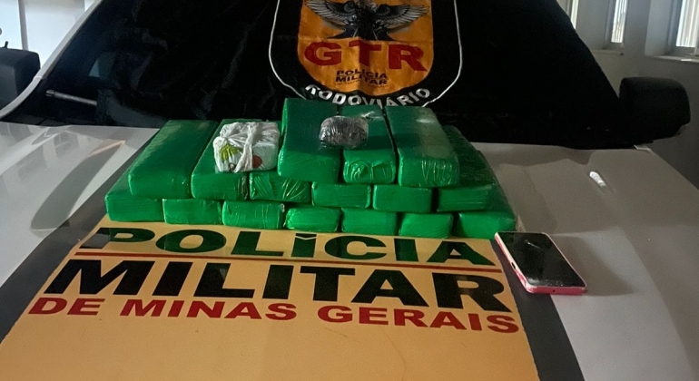 Polícia Militar apreende aproximadamente 16 quilos de maconha e 100 gramas de cocaína com passageira de ônibus 