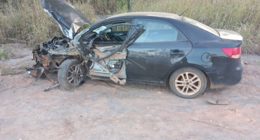 Motorista cochila ao volante e colide automóvel contra caminhão na MGC-354; em Lagamar Motorista cochila ao volante e colide automóvel contra caminhão na MGC-354; em Lagamar