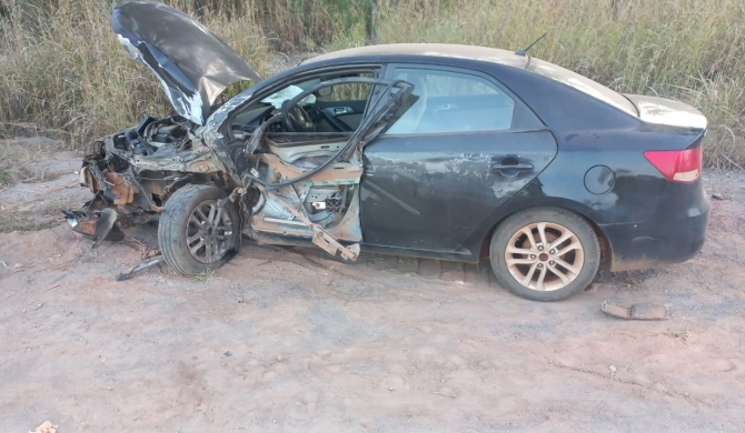 Motorista cochila ao volante e colide automóvel contra caminhão na MGC-354; em Lagamar