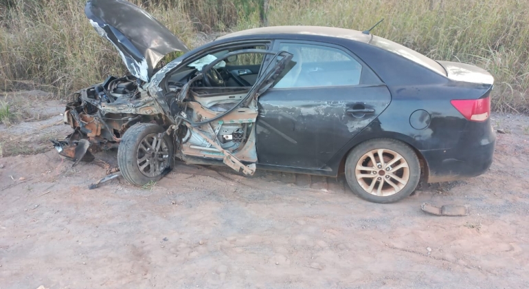 Motorista cochila ao volante e colide automóvel contra caminhão na MGC-354; em Lagamar